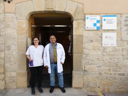 José Manuel Petit, médico de familia en La Fatarella, junto con Carolina, enfermera.