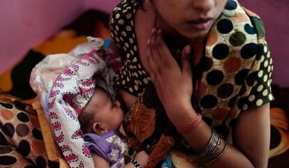 Babita, de 23 años, da de mamar a su hija Akshira, de 15 días.