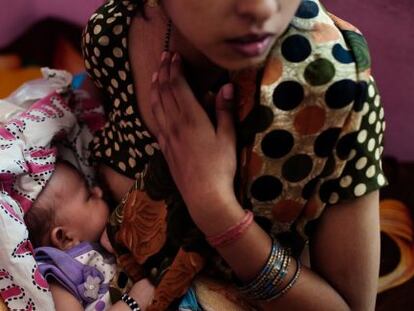 Babita, de 23 años, da de mamar a su hija Akshira, de 15 días.