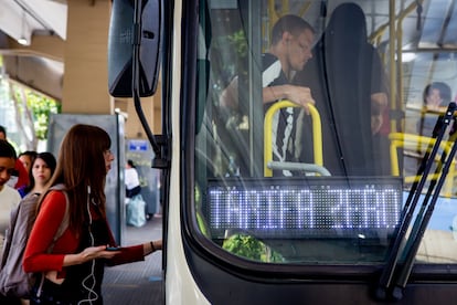 Pasajeros ascienden a un autobús tarifa zero en São Caetano do Sul (Brasil), el pasado 9 de noviembre.