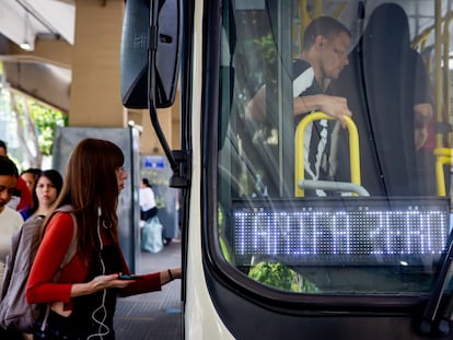 Pasajeros ascienden a un autobús tarifa zero en São Caetano do Sul (Brasil), el pasado 9 de noviembre.