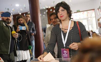 La presidenta de Adelante Andalucía y coordinadora de Podemos en la Comunidad, Teresa Rodríguez, vota este domingo en un colegio de Cádiz.
