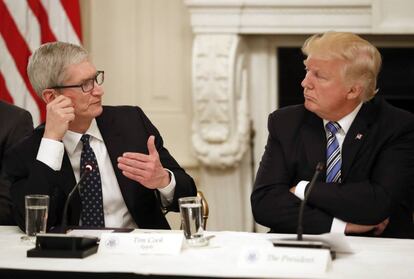 Tim Cook, consejero delegado de Apple, habla con Trump durante una mesa redonda celebrada en la Casa Blanca sobre tecnolog&iacute;a estadounidense, el pasado 19 de junio. 