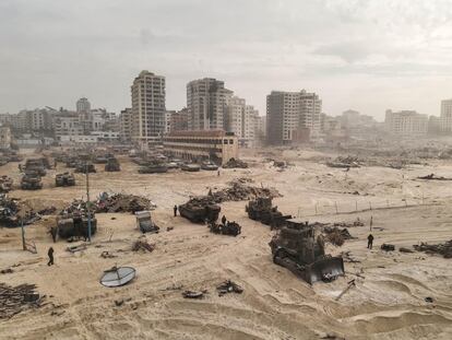 Vehículos militares israelíes durante una operación terrestre, en Gaza este viernes, en una imagen distribuida por el ejército israelí. 