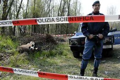 Un policía vigila la zona acordonada del río Enza, cerca de Parma, donde se halló el cadáver de Tommaso.