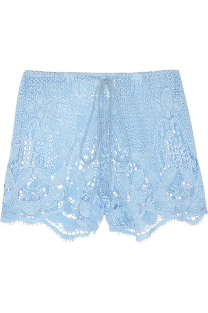 Shorts con blonda en azul celeste, de Miguelina (210 euros).