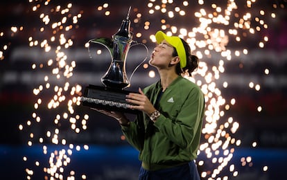 Muguruza besa el trofeo de campeona en Dubái.