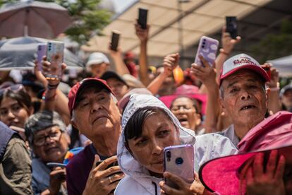 Seguidores de Claudia Shenibaum esperan su llegada en el pueblo de Chalco, Estado de México el 11 de mayo de 2024.