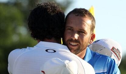 Sergio García se abraza con Rory McIlroy en Augusta.