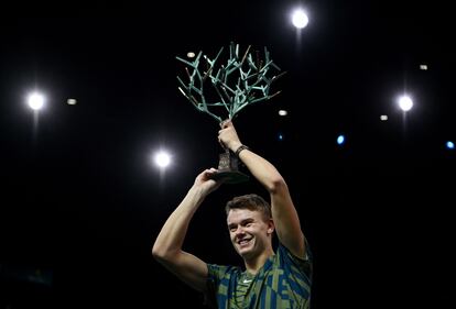 Rune eleva el trofeo de campeón en el Palais Omnisports de Bercy.