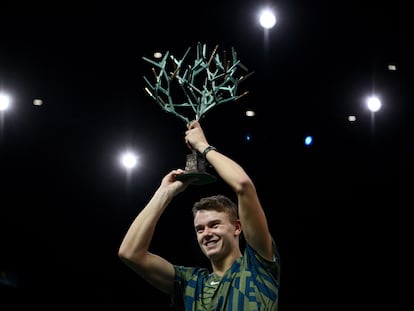 Rune eleva el trofeo de campeón en el Palais Omnisports de Bercy.