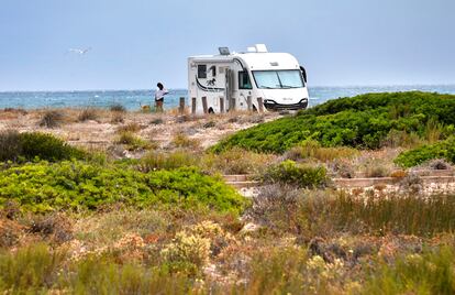 Una autocaravana en las cercanía de la playa de El Saler de Valencia, la pasada semana.