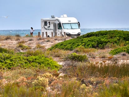 Una autocaravana en las cercanía de la playa de El Saler de Valencia, la pasada semana.