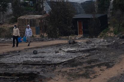 Afectados por el incendio en un poblado charolista de inmigrantes en la localidad onubense de Palos de la Frontera.