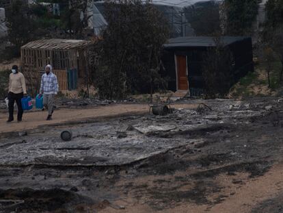 Afectados por el incendio en un poblado charolista de inmigrantes en la localidad onubense de Palos de la Frontera.