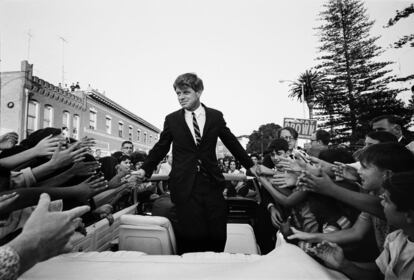 Robert Kennedy, en la campaña electoral en California en 1966. Schapiro llegó a tener una relación de amistad con el político.