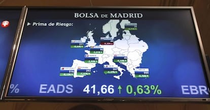 Un panel de la bolsa de Madrid con la evoluci&oacute;n de la prima de riesgo de los pa&iacute;ses europeos, en una imagen de archivo.