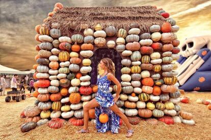 Cocos, pesos, garrafas, abacaxis tropicais, estatuetas, bolsas, instrumentos musicais, donuts e até mesmo pranchas de surfe pendem da vagina de Anami.
