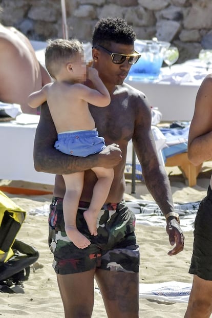 El futbolista Patrick van Aanholt junto a su hijo de vacaciones en la isla.