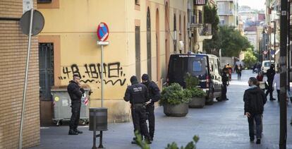 Agentes de los Mossos d'Esquadra en registros en Sants.