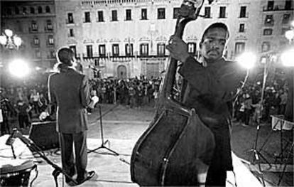 En la imagen, uno de los múltiples grupos musicales que celebraron ayer en la  Plaza de la Verge el Día Internacional contra la Discriminación Racial.