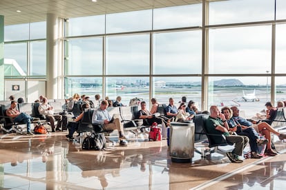 Pasajeros en el aeropuerto de El Prat, en Barcelona.