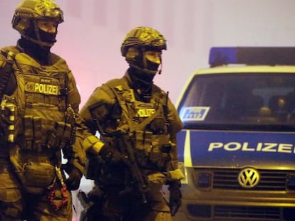 A polícia controla os acessos à estação de Pasing, em Munique.