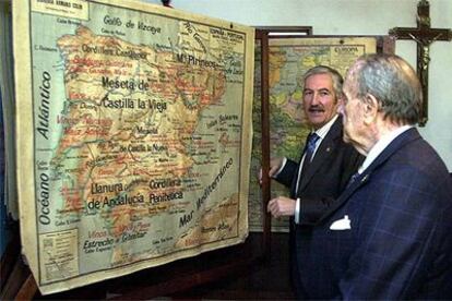 Fraga y el consejero Celso Currás, durante la inauguración del Museo Pedagógico de Galicia.