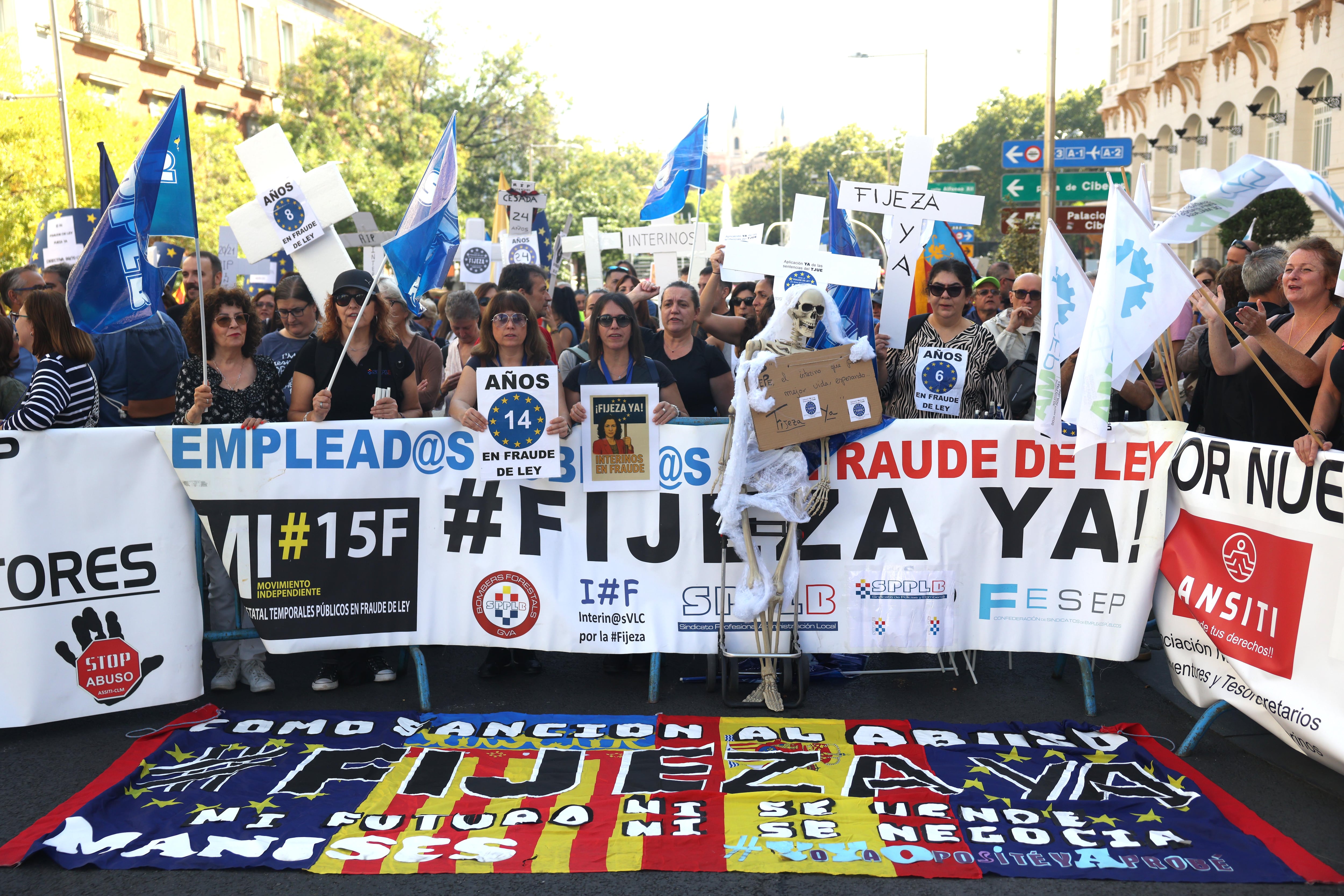 Personas en la concentración ante el Congreso de los Diputados en Madrid este martes para reclamar una "solución definitiva" para el abuso de temporalidad