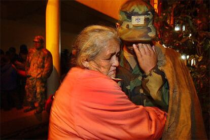 Un soldado chileno es consolado por un familiar tras ser rescatado del temporal de nieve en Los Andes.