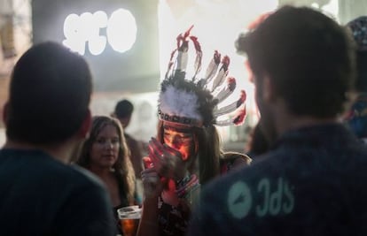 Una 'festivalera' fumando en el Arenal.