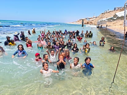 Varias niñas palestinas durante una clase de natación en una playa de Gaza, organizada por la iniciativa Swim with Gaza.