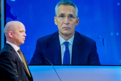 A la izquierda, el ministro de finanzas de Noruega, Trygve Slagsvold, presenta al secretario general de la OTAN, Jens Stoltenberg, como próximo gobernador del Banco de Noruega.