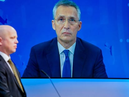 A la izquierda, el ministro de finanzas de Noruega, Trygve Slagsvold, presenta al secretario general de la OTAN, Jens Stoltenberg, como próximo gobernador del Banco de Noruega.