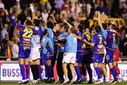 Los jugadores del Levante festejan el empate ante el Valencia, que permite al equipo seguir en Primera.