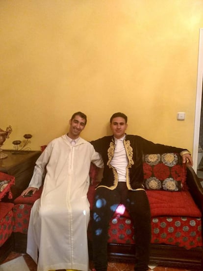 Nassim Al Ouaryachi (izq) junto a su primo en la celebración del Aid el Adha el año pasado