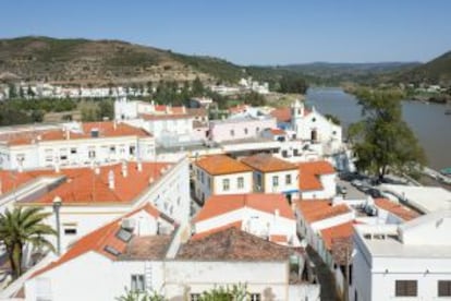 Vista del pueblo portugués de Alcoutim, junto al río Guadiana.