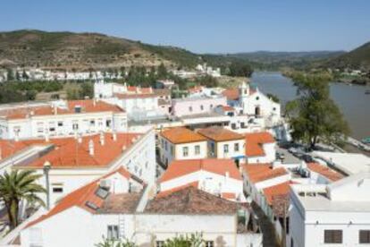 Vista del pueblo portugués de Alcoutim, junto al río Guadiana.