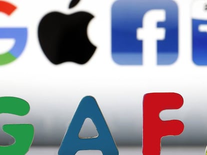 Logos de Google, Apple, Facebook y Amazon sobre el acrónimo GAFA.