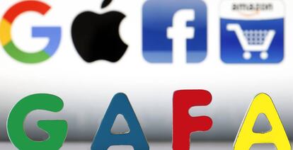 Logos de Google, Apple, Facebook y Amazon sobre el acrónimo GAFA.