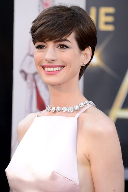 'Les Nipperables' de Anne Hathaway: Si el año pasado el ruido de las redes sociales lo generó la pierna de Angelina Jolie, este año le ha tocado a la ganadora del Oscar como mejor actriz de reparto. Las costuras del pecho del Prada satinado que vestía fueron las culpables de que Perez Hilton y TMZ espaciercesen como la pólvora el efecto óptico del vestido y hasta se llegase a crear el @Hathawaynipple en Twitter. No fue la única con alter egos, la barba de Ben Affleck también hizo sus pinitos en la red de los 140 carácteres. 

	 