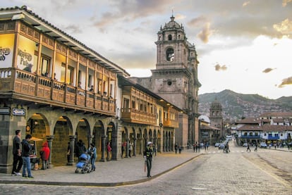 La altitud de la ciudad peruana de Cuzco -3.300 metros- produce una sensación extraña en el visitante que acrecienta el hechizo de sus calles. Su belleza refulge en la céntrica plaza de Armas (en la imagen) y en iglesias como las de la Merced o la Compañía. La ciudad es patrimonio mundial desde 1983 y hay quien la llama la Roma de América por la cantidad de monumentos que atesora.