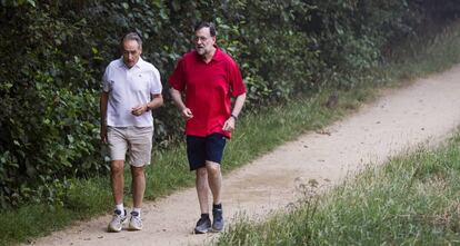 El president en funcions, Rajoy, acompanyat de José Benito Suárez, president de l'Autoritat Portuària de Marín i marit de la presidenta del Congrés, Ana Pastor.