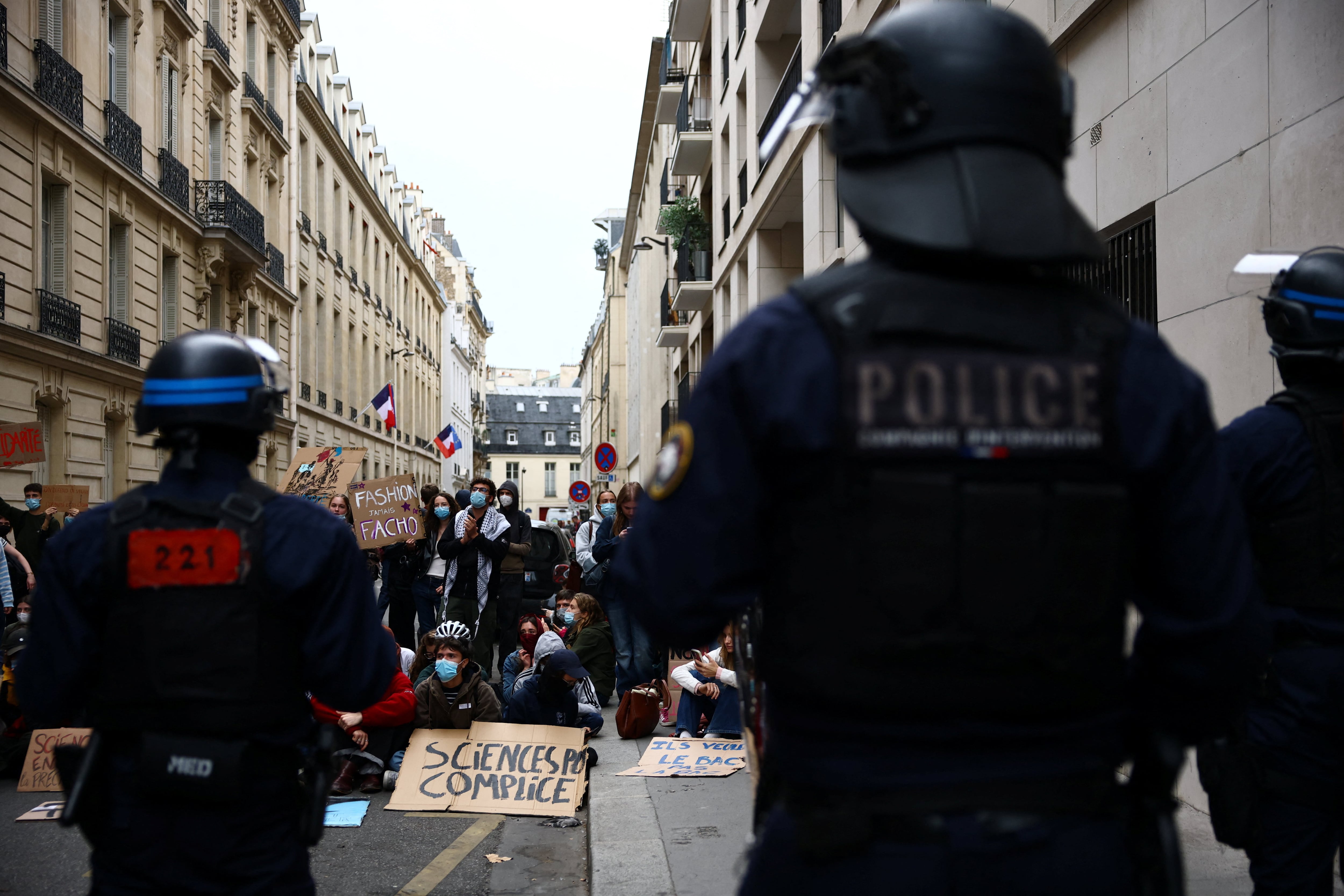France prohibits police from throwing grenades at students on the street