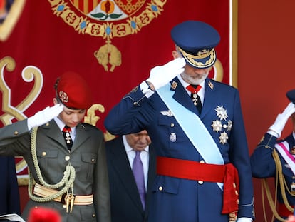 Los Reyes y la Princesa, en la tribuna de autoridades durante el defile.