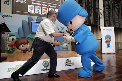 José María Castillejo, Zinkia's chairman, with the production company's most famous character in the Madrid stock exchange.