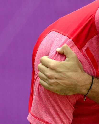 El tenista español Nicolás Almagro se toca el hombre tras sufrir una lesión en el partido de cuartos de final contra el británico Andy Murray.