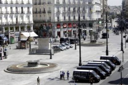 Furgones de Policía en la Puerta del Sol vacía.