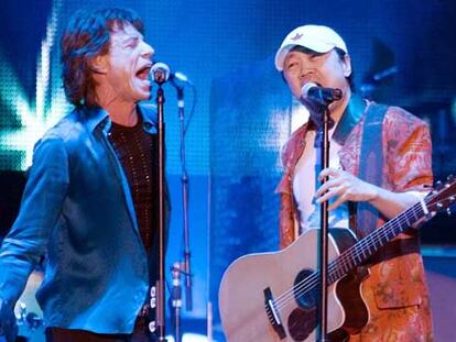 Mick Jagger, a la izquierda, con el rockero chino Cui Jian, en un momento del concierto.