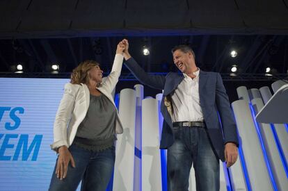 El lider del Partido Popular en Cataluña Xavier Garcia Abiol (i) y la presideta Alicia Sanchez Camacho en el acto inicial de campaña de su partido.